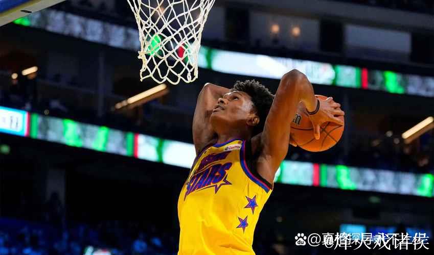 阿门持球突破，腾空越过约基奇上篮命中并造成犯规。